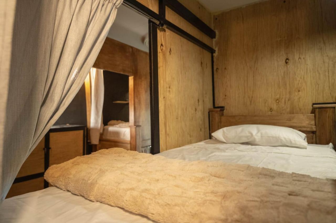 Capsule hotel Rooms *
